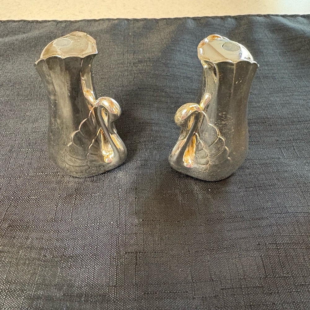 I rage William A. Roger’s Silver -Plated Salt and Pepper Shakers - Picture 3 of 6
